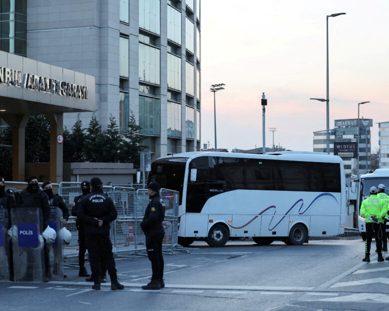 Εκρέμ Ιμάμογλου: Ο δήμαρχος της Κωνσταντινούπολης έφτασε στο δικαστήριο για να παρουσιαστεί ενώπιον του εισαγγελέα