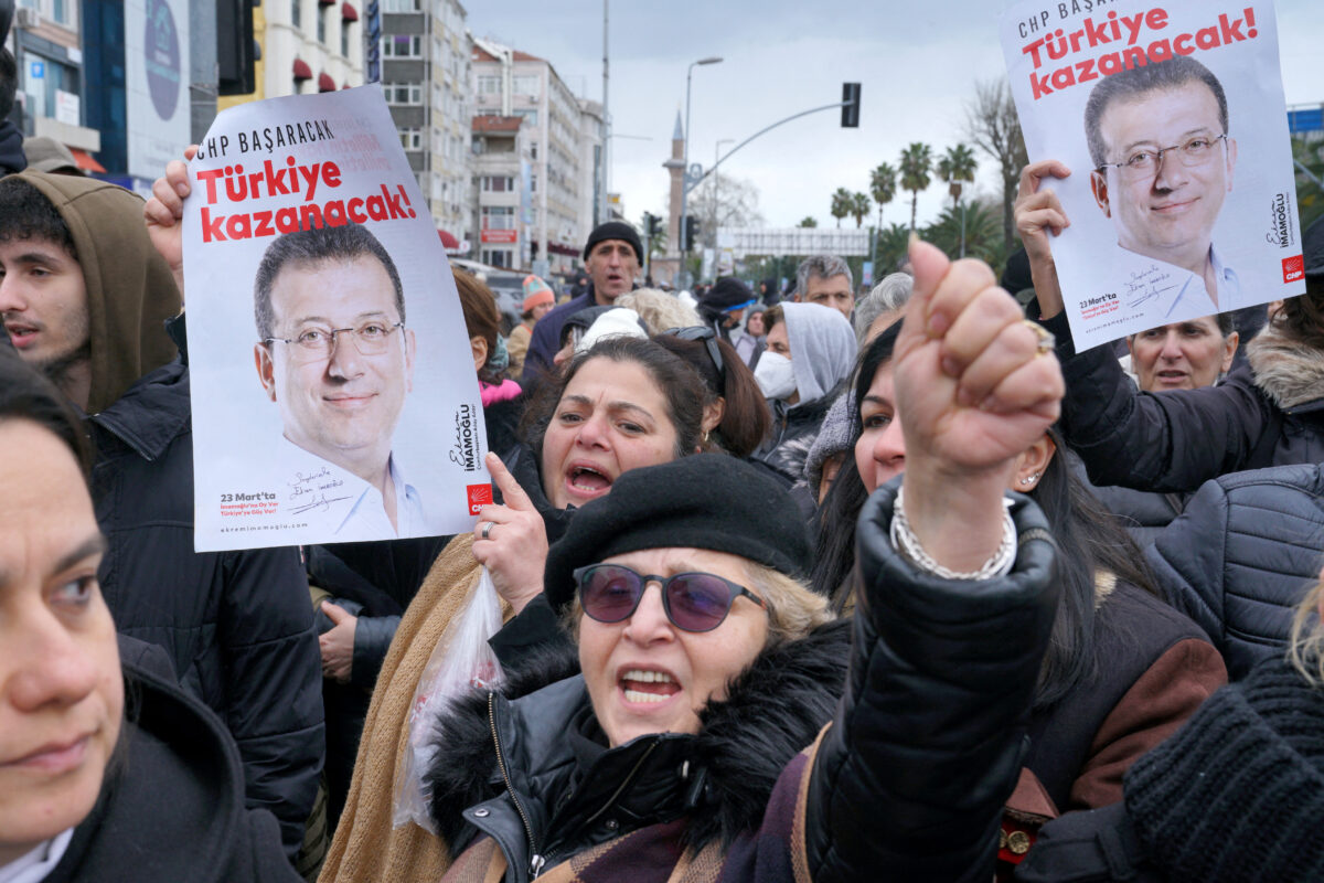 Πλήθος διαμαρτύρεται για τις συλλήψεις στην Τουρκία