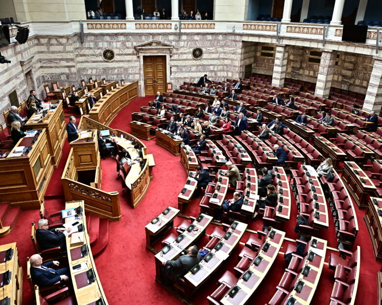 Πρόταση δυσπιστίας: Συμφωνία τεσσάρων κομμάτων για το κείμενο που θα κατατεθεί Βουλή την Τετάρτη