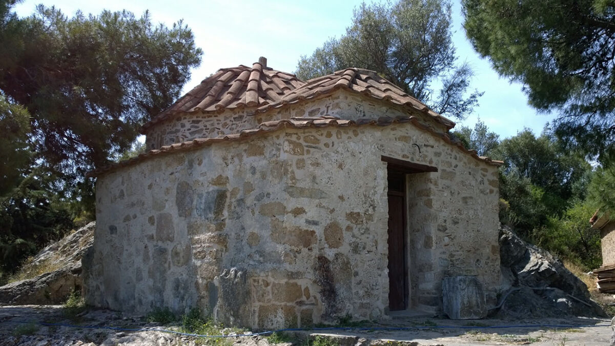 Βραυρώνα: Το γραφικό εκκλησάκι του Αγίου Γεωργίου δίπλα στο ιερό της Αρτέμιδος