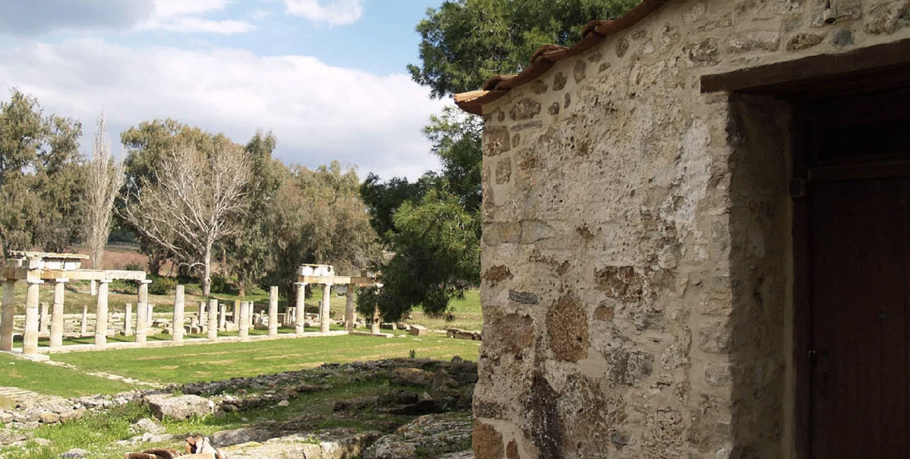 Το γραφικό εκκλησάκι του Αγίου Γεωργίου δίπλα στο ιερό της Αρτέμιδος