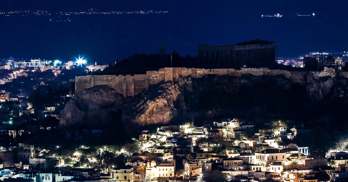 Έκλεισαν τα φώτα σε Ακρόπολη, δημαρχείο και άλλα κτίρια της Αθήνας για την προστασία του πλανήτη