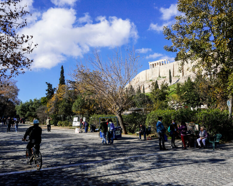 Καιρός: Θερμοκρασία πάνω από 30 βαθμούς Κελσίου το Σαββατοκύριακο και από την Τρίτη χιόνια και τσουχτερό κρύο