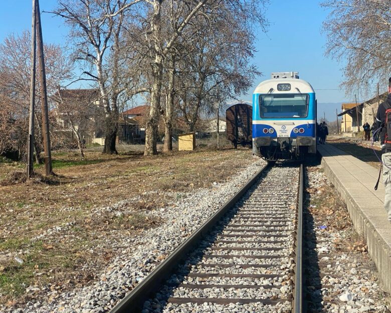 Ημαθία: Με ελαφρύ κάταγμα στο κρανίο ο 17χρονος που παρασύρθηκε από το τρένο στην Αλεξάνδρεια – Καταθέτει ο μηχανοδηγός