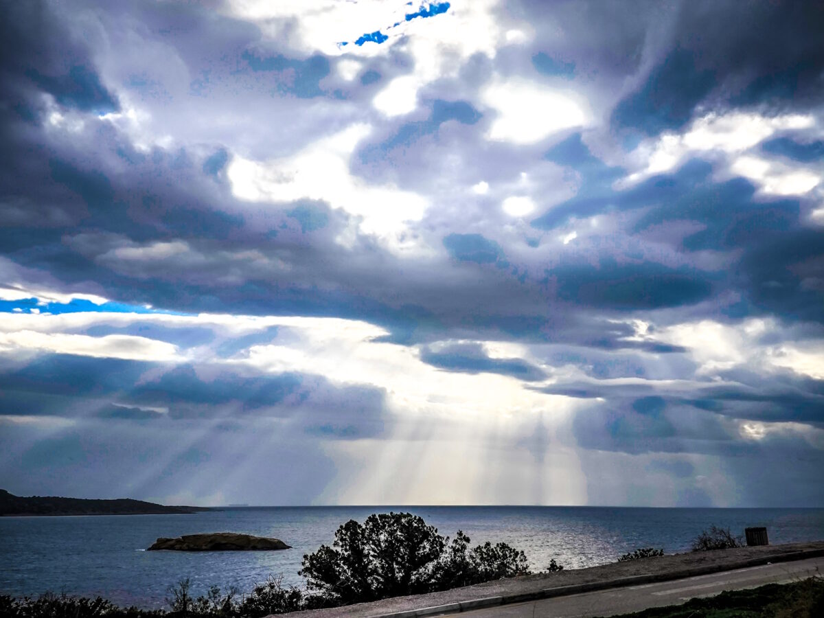 Ηλιοφάνεια με λίγα σύννεφα