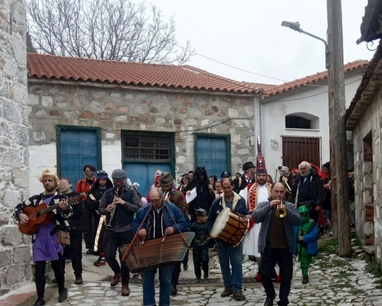 Μυτιλήνη: Το αποκριάτικο έθιμο της περικεφαλαίας του Μεγαλέξανδρου και «τριψίματα» στην ορεινή Αγιάσο της Λέσβου