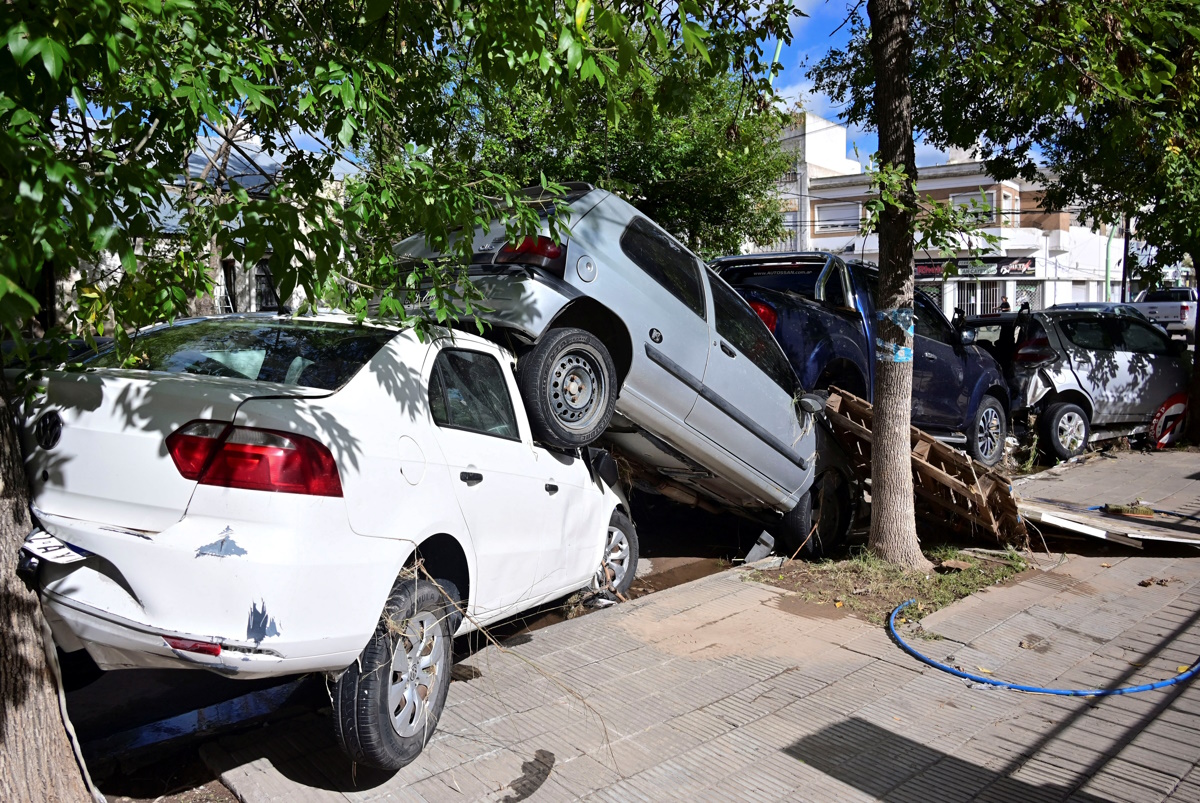 Κατεστραμμένα αυτοκίνητα από τις πλημμύρες στην Αργεντινή