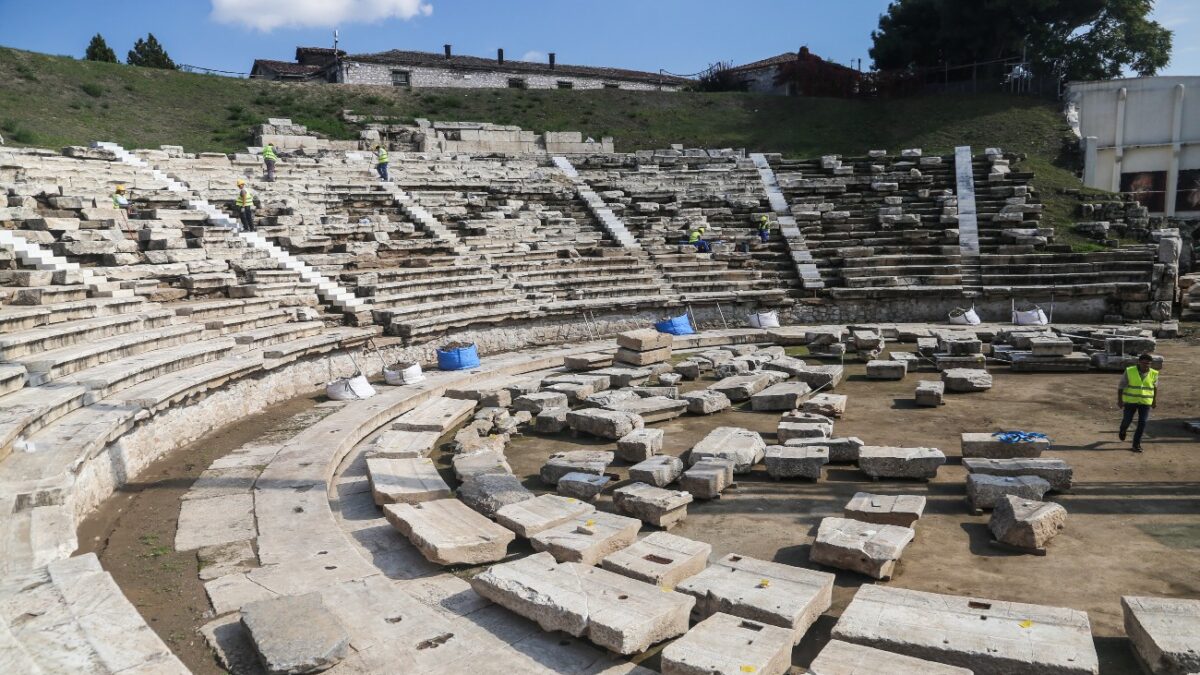 το Πρώτο Αρχαίο Θέατρο της Λάρισας βρίσκεται στη νότια πλευρά του λόφου Φρούριο