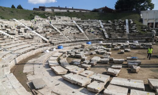 το Πρώτο Αρχαίο Θέατρο της Λάρισας βρίσκεται στη νότια πλευρά του λόφου Φρούριο