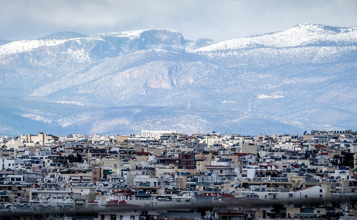 η αθήνα από ψηλά με φόντο την χιονισμένη πάρνηθα