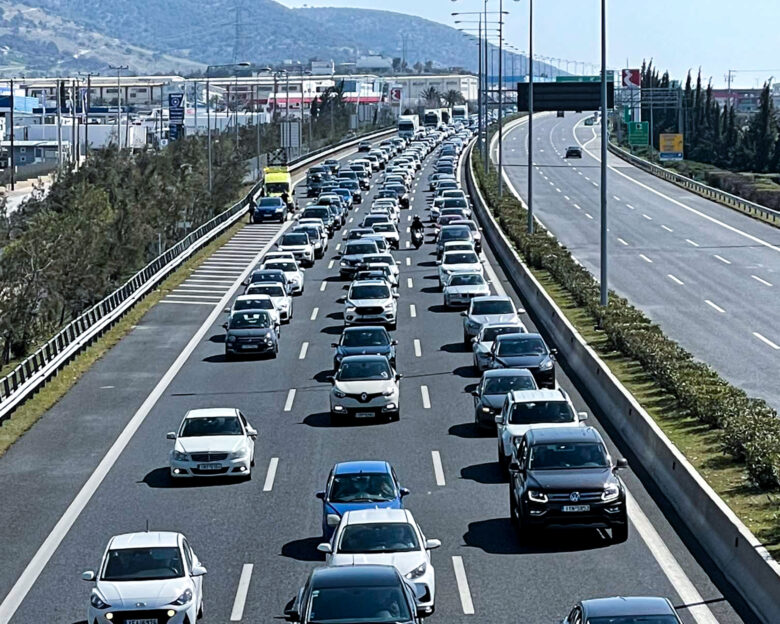 Καραμπόλα τριών οχημάτων με τέσσερις τραυματίες στην Αττική Οδό – Καθυστερήσεις πάνω από 20 λεπτά