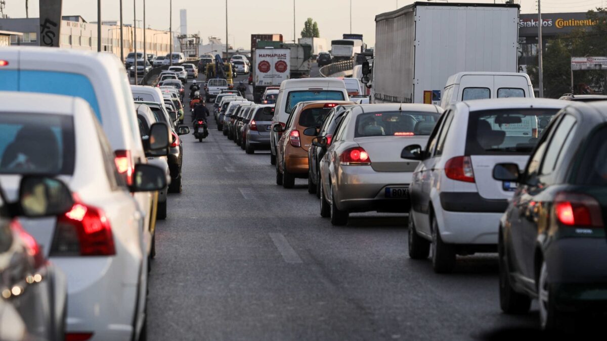 Κυκλοφοριακό κομφούζιο στον Κηφισό από καραμπόλα πέντε αυτοκινήτων στο ύψος της Νέας Φιλαδέλφειας