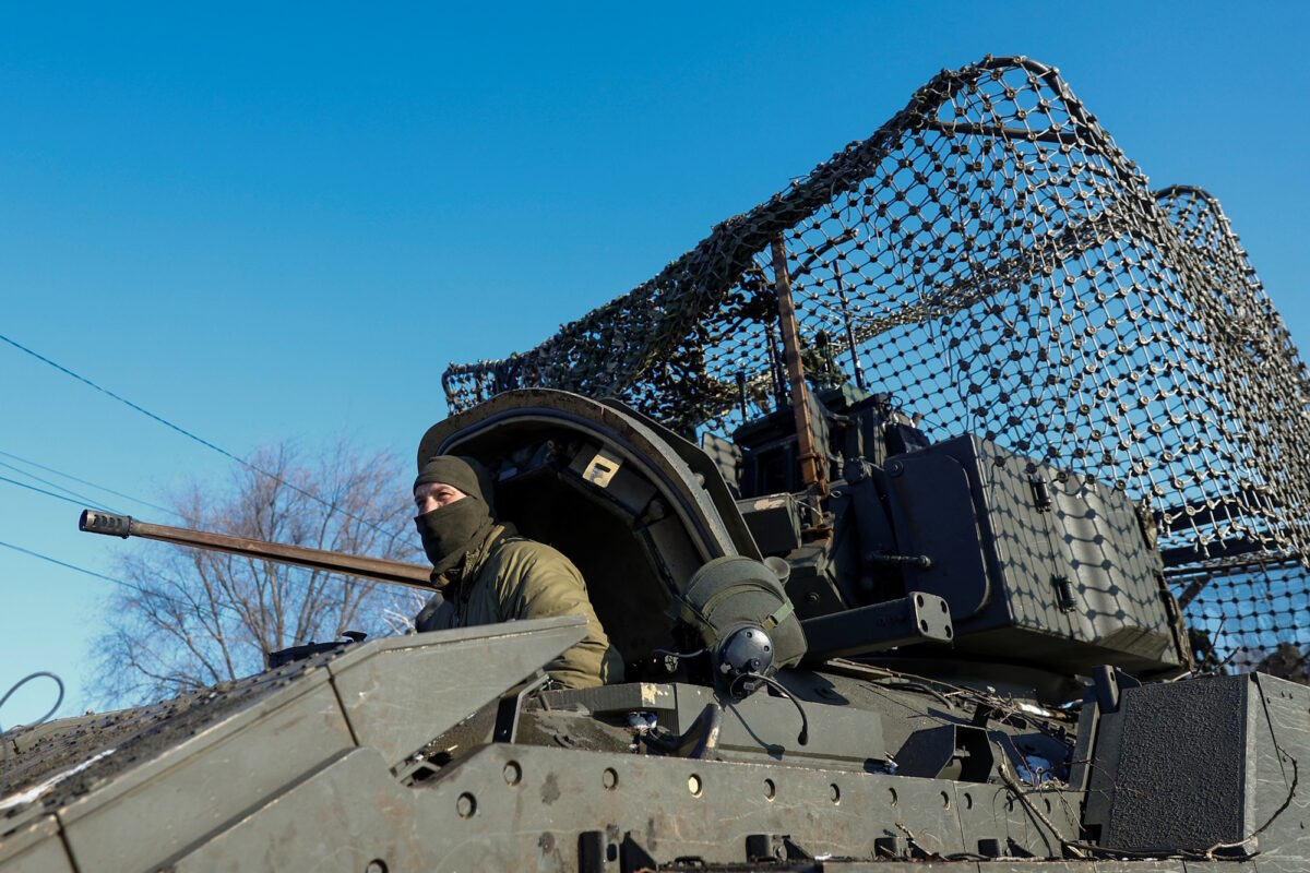 Ένα τανκ M2 Bradley που στάλθηκε από τις ΗΠΑ προς την Ουκρανία