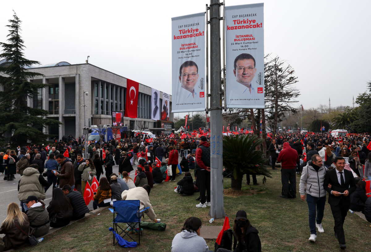 Υποστηρικτές του Εκρέμ Ιμάμογλου συγκεντρώθηκαν μπροστά από το κτήριο του δημαρχείου