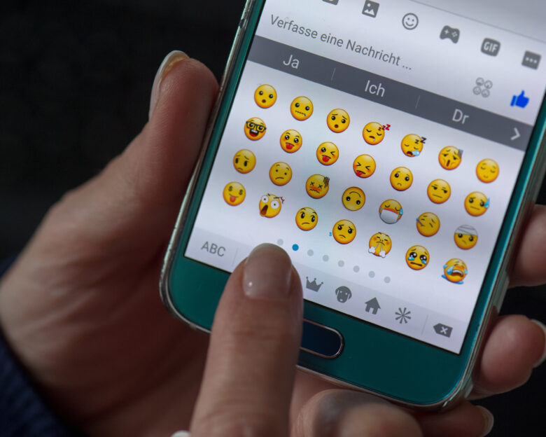 «Adolescence»: Τα τρομακτικά νοήματα πίσω από τα «αθώα» emojis που χρησιμοποιούν τα παιδιά και αποκαλύφθηκαν στη σειρά