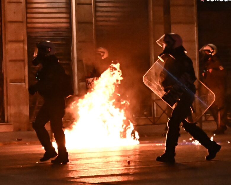 Τέμπη: 7 συλλήψεις και 5 τραυματίες στα επεισόδια μετά το συλλαλητήριο στο Σύνταγμα – Προσαγωγές και στη Θεσσαλονίκη