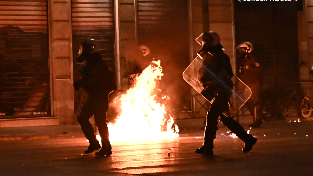 Αστυνομικοί στα επεισόδια στην πορεία για τα Τέμπη