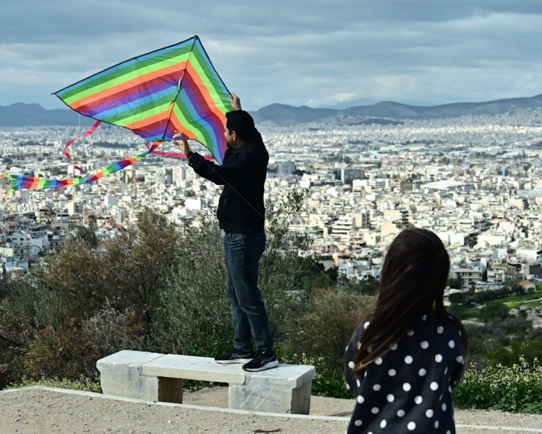 Καθαρά Δευτέρα: «Βούλιαξε» ο λόφος Φιλοπάππου -Μοιράζει σαρακοστιανά ο δήμος Αθηναίων