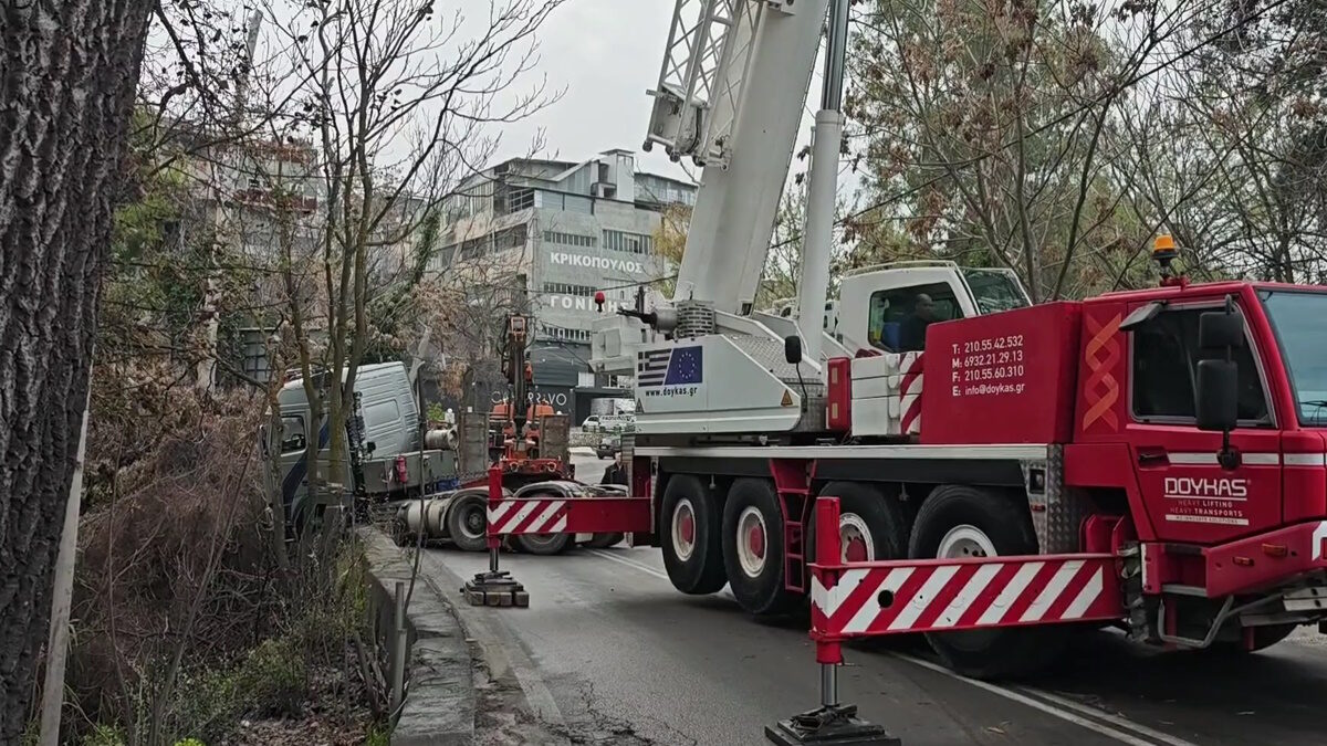 Εκτροπή φορτηγού στη Λεωφόρο Τατοϊου