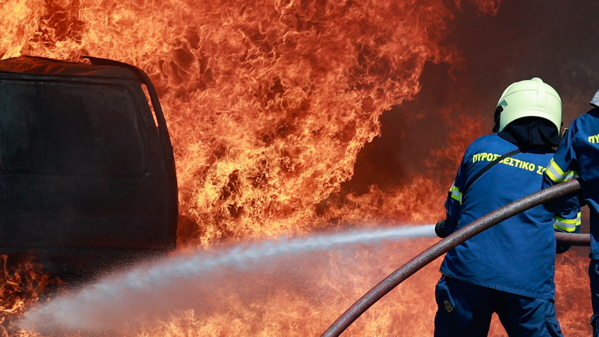 Φωτιά σε αυτοκίνητα σε Σεπόλια και Καισαριανή