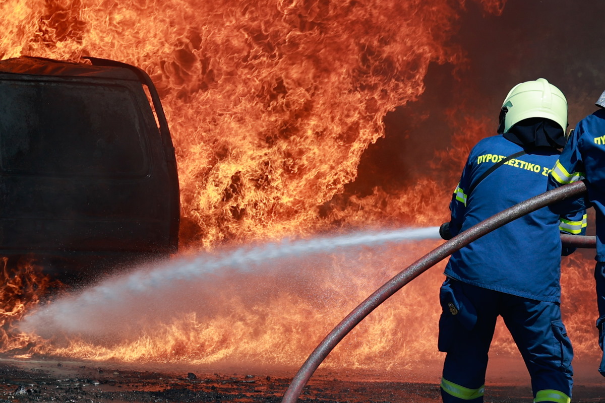 Φωτιά σε αυτοκίνητα σε Σεπόλια και Καισαριανή