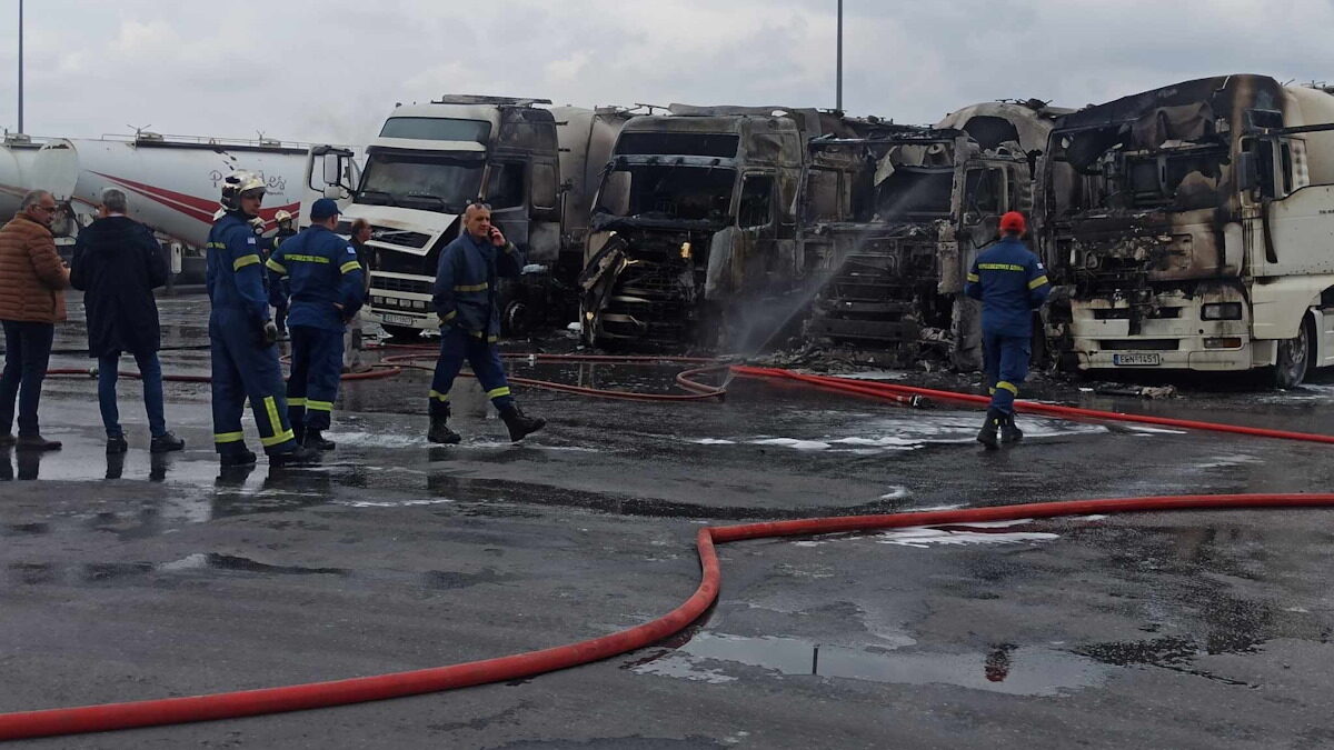 Τα 4 καμένα φορτηγά στα Γιαννιτσά