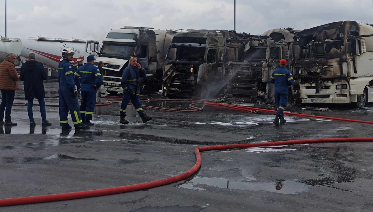 Τα 4 καμένα φορτηγά στα Γιαννιτσά