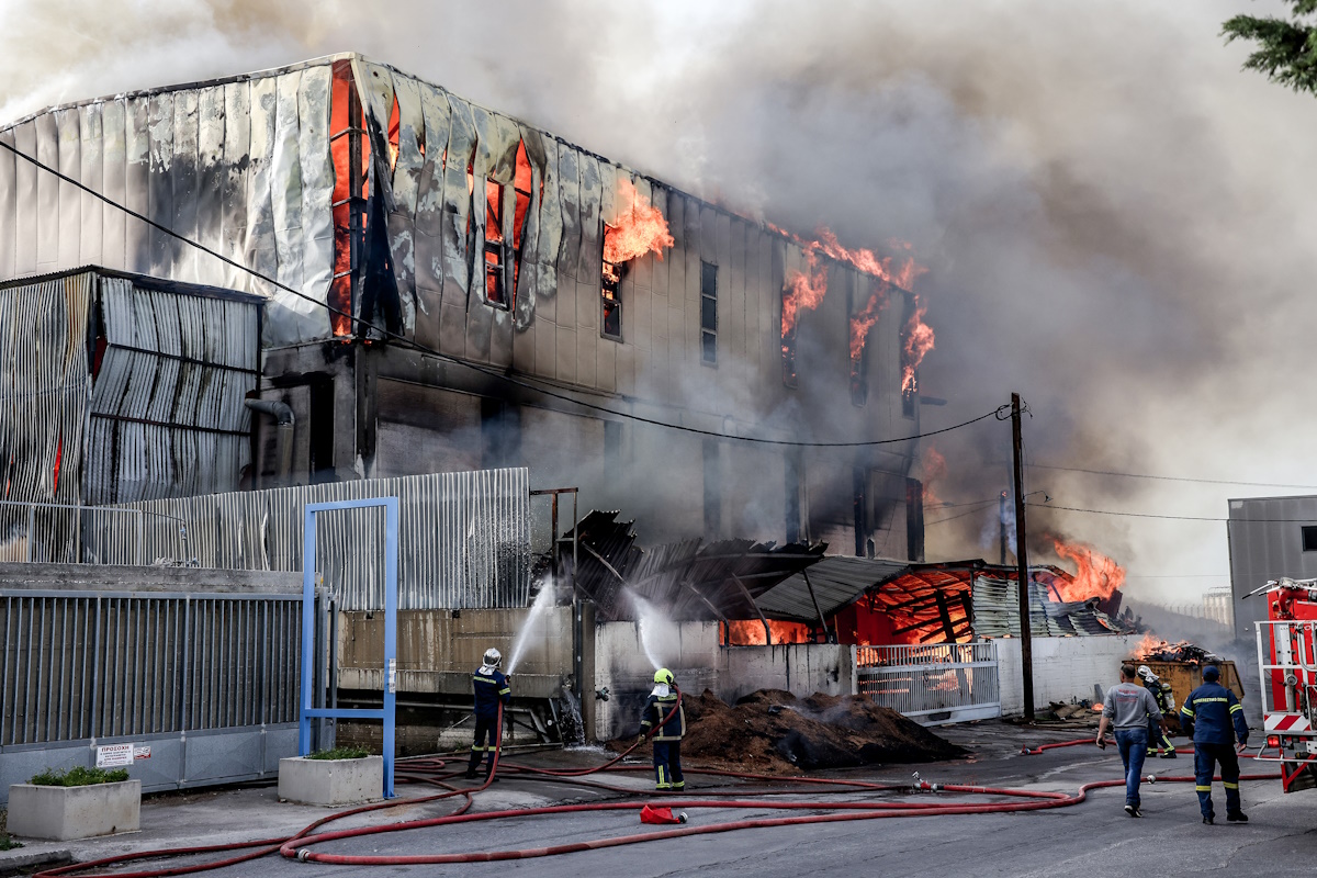 Φωτιά σε εργοστάσιο ξυλείας στη Βιομηχανική Περιοχή του Ηρακλείου Κρήτης