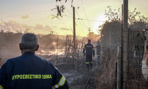 Πυροσβέστες επιχειρούν στην κατάσβεση φωτιάς