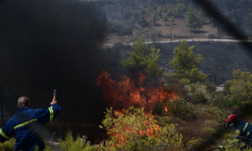 Πυροσβέστες αντιμέτωποι με φωτιά