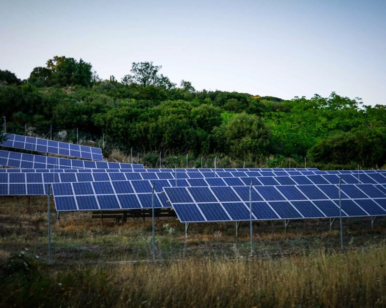 Τα περιθώρια εγκατάστασης φωτοβολταϊκών σε αγροτική γη σήμερα – Δείτε τον αναλυτικό πίνακα ανά περιφέρεια