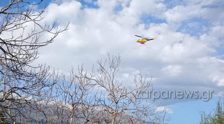 Ελικόπτερο της Πυροσβεστικής επιχειρεί για την κατάσβεση της φωτιάς στον Αποκόρωνα Χανίων