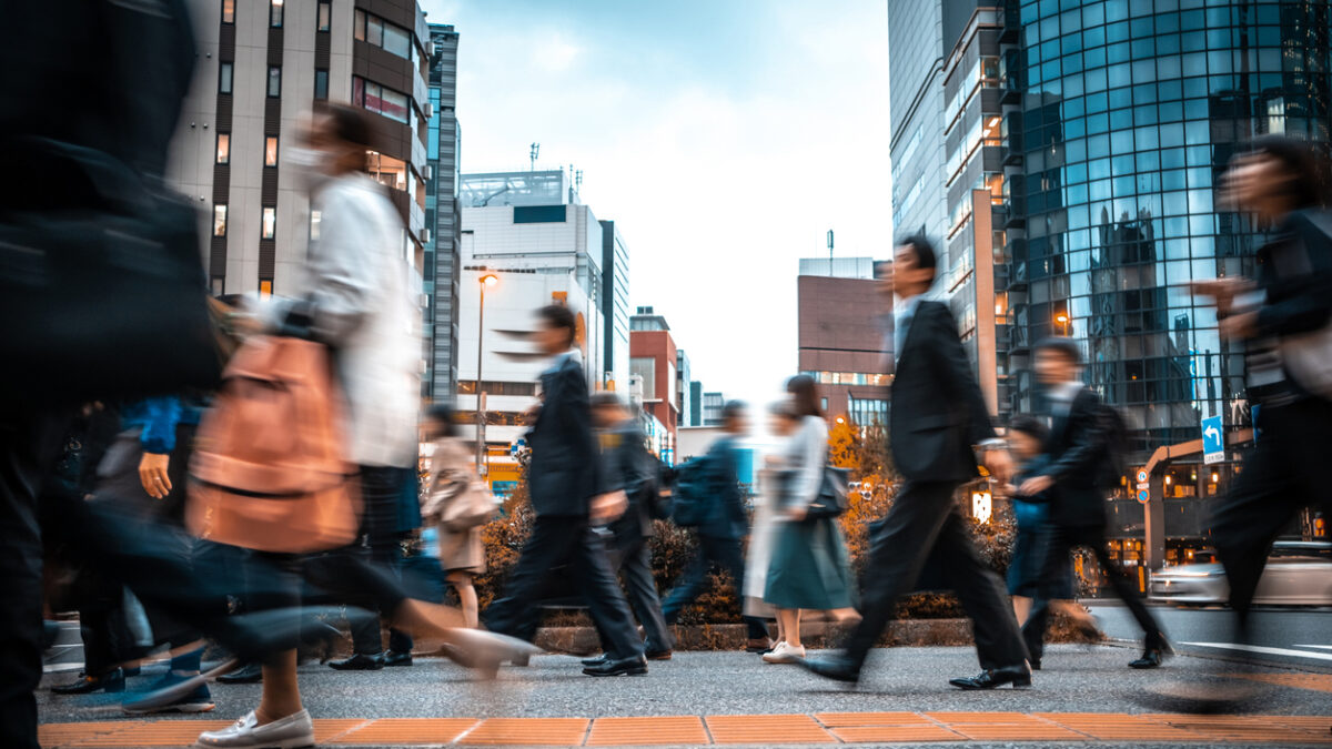 Blurred business people on their way from work