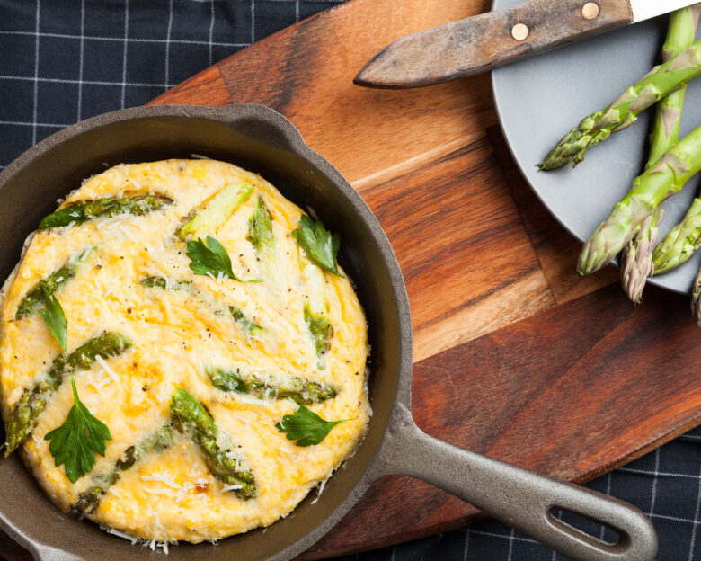 Φριτάτα με σπαράγγια: Συνταγή για πρωινό, brunch ή μεσημεριανό