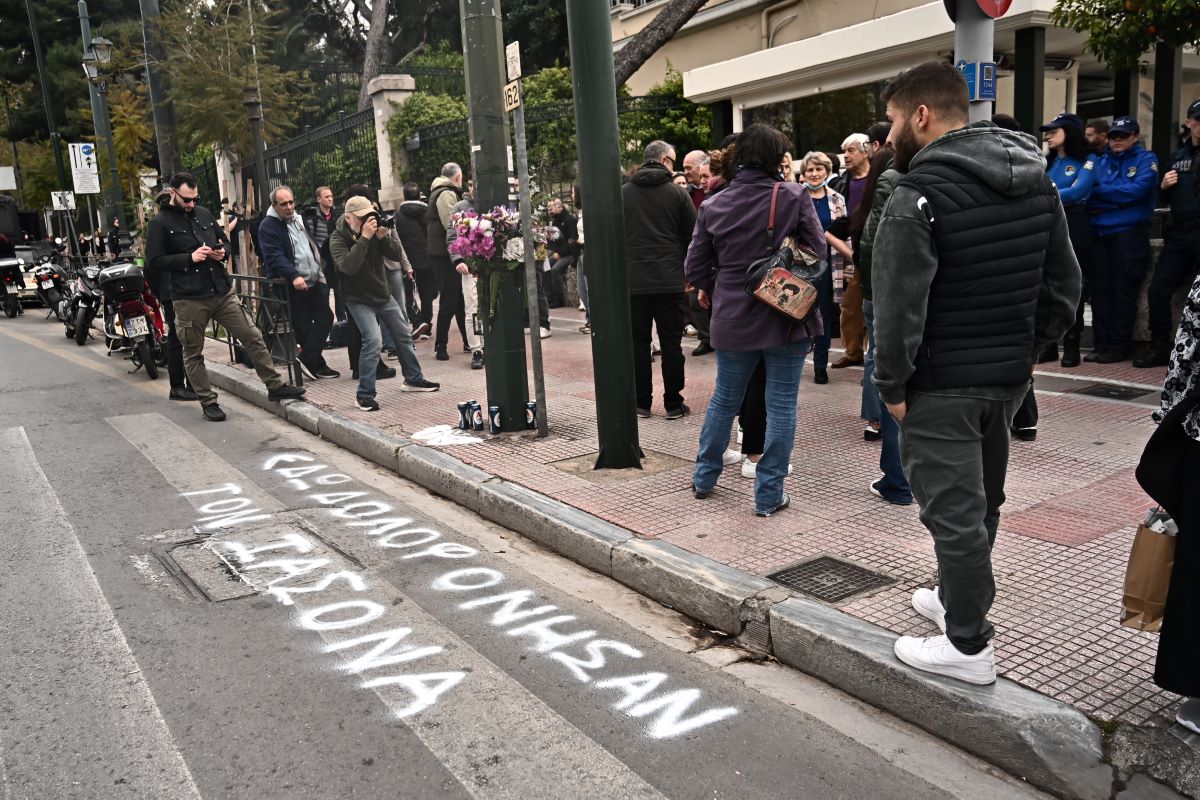 Συγκέντρωση έξω από τη Βουλή για τα 4 χρόνια από τον θανάσιμο τραυματισμό του Ιάσονα Λαλαούνη