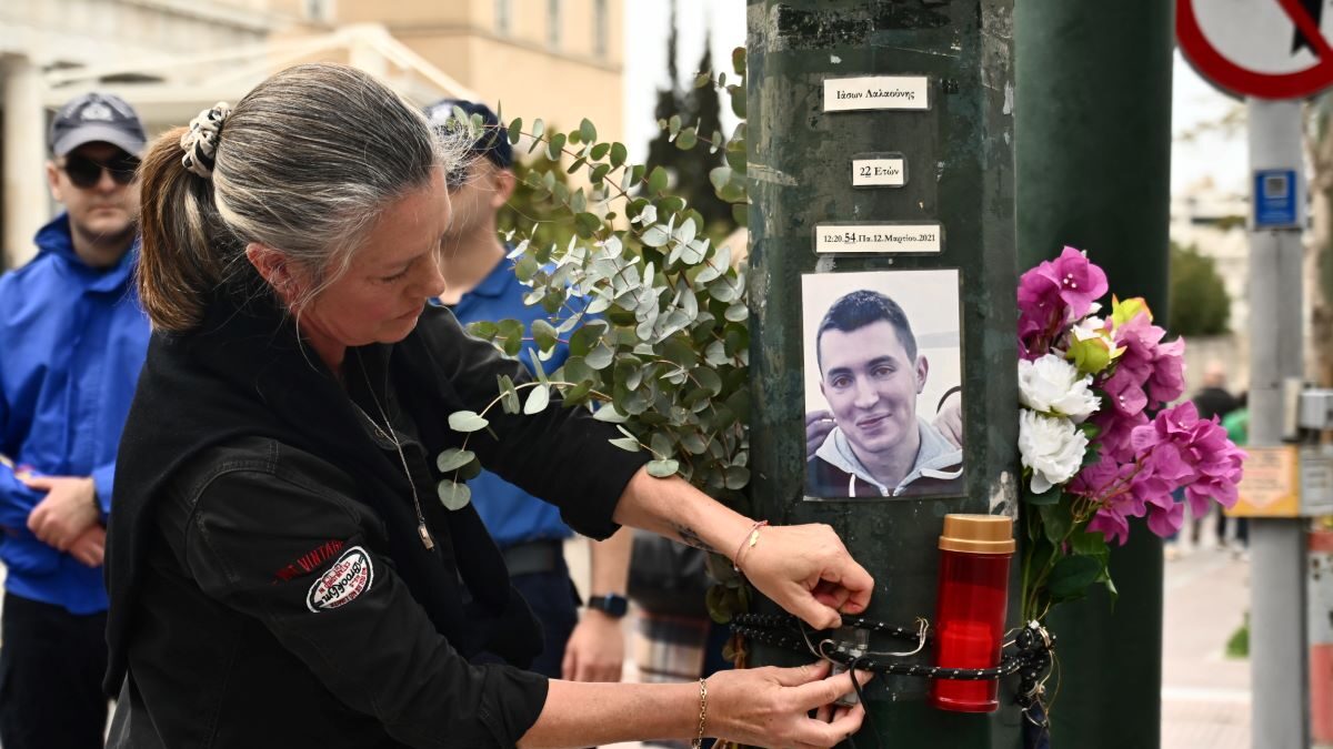 Η οικογένεια και φίλοι του Ιάσονα Λαλαούνη έξω από την Βουλή για τη συμπλήρωση τεσσάρων χρόνων από το θάνατό του