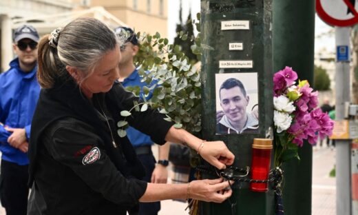 Η οικογένεια και φίλοι του Ιάσονα Λαλαούνη έξω από την Βουλή για τη συμπλήρωση τεσσάρων χρόνων από το θάνατό του