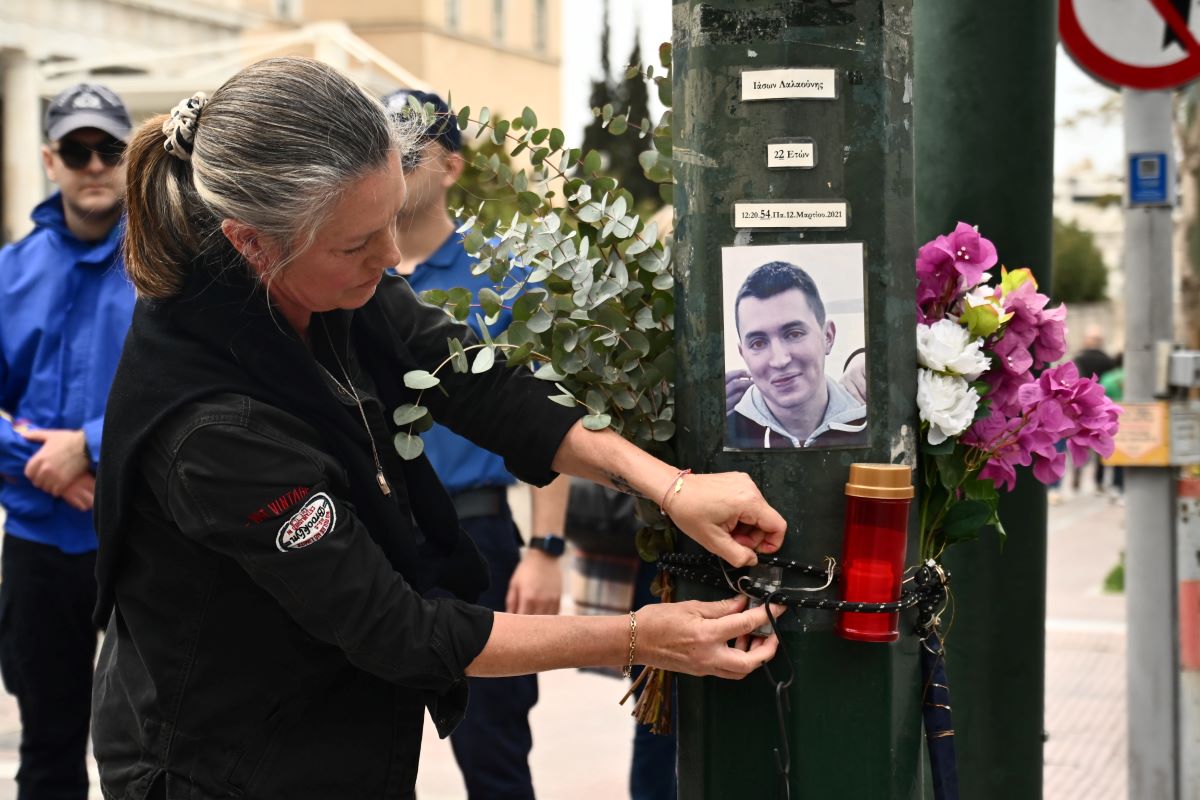 Η οικογένεια και φίλοι του Ιάσονα Λαλαούνη έξω από την Βουλή για τη συμπλήρωση τεσσάρων χρόνων από το θάνατό του