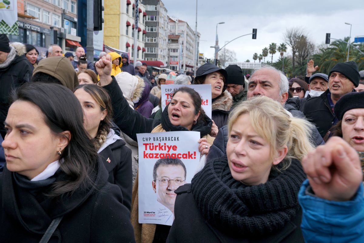 Εκατοντάδες πολίτες με αφίσες του Εκρέμ Ιμάμογλου