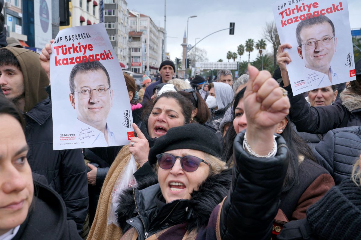 Οργισμένοι πολίτες διαδηλώνουν κατά της σύλληψης Ιμάμογλου