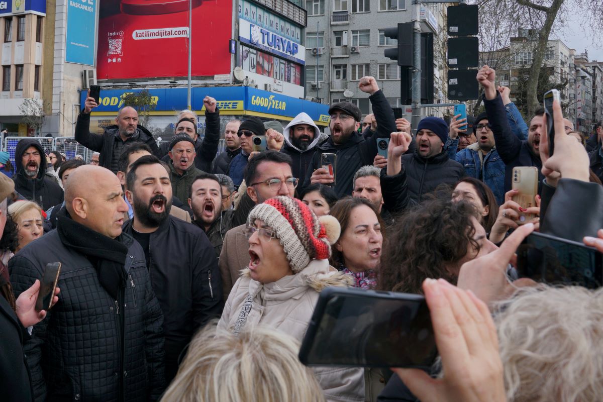 Οργισμένοι πολίτες διαμαρτύρονται κατά της σύλληψης Ιμάμογλου