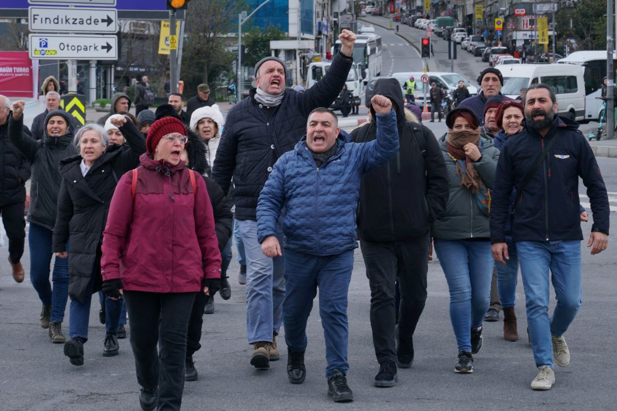 Πολίτες διαδηλώνουν κατά της σύλληψης Ιμάμογλου