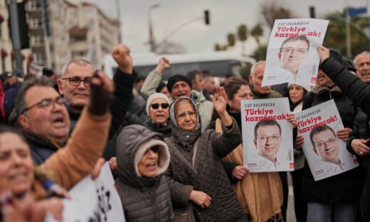 Πολίτες με αφίσες του Εκρέμ Ιμάμογλου