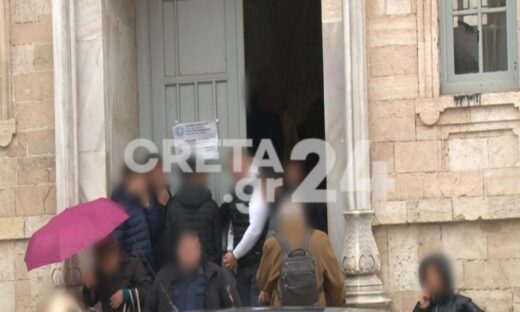 Στα δικαστήρια Ηρακλείου ο 17χρονος που κατηγορείται για τον πυροβολισμό δύο ατόμων έξω από νυχτερινό κέντρο