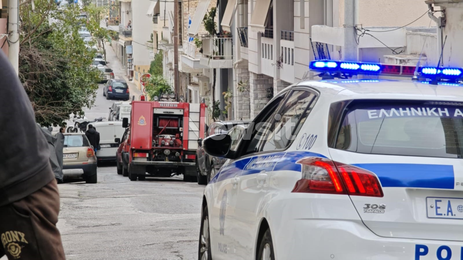 Περιπολικό και όχημα της πυροσβεστικής για την χειροβομβίδα που βρέθηκε σε πυλωτή πολυκατοικίας στα Καμίνια