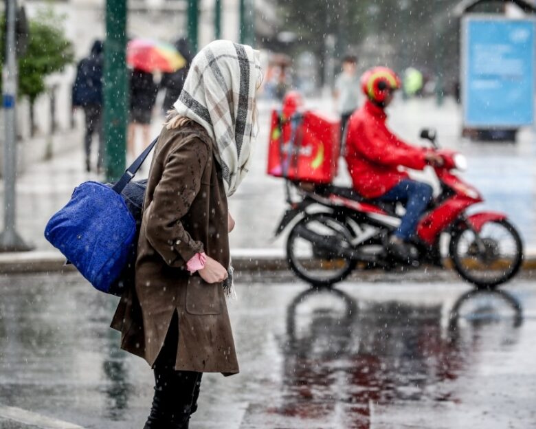 Καιρός σήμερα: Καταιγίδες στα βορειοδυτικά και βροχές στην υπόλοιπη χώρα – Σφοδροί άνεμοι ευνοούν τη μεταφορά της αφρικανικής σκόνης