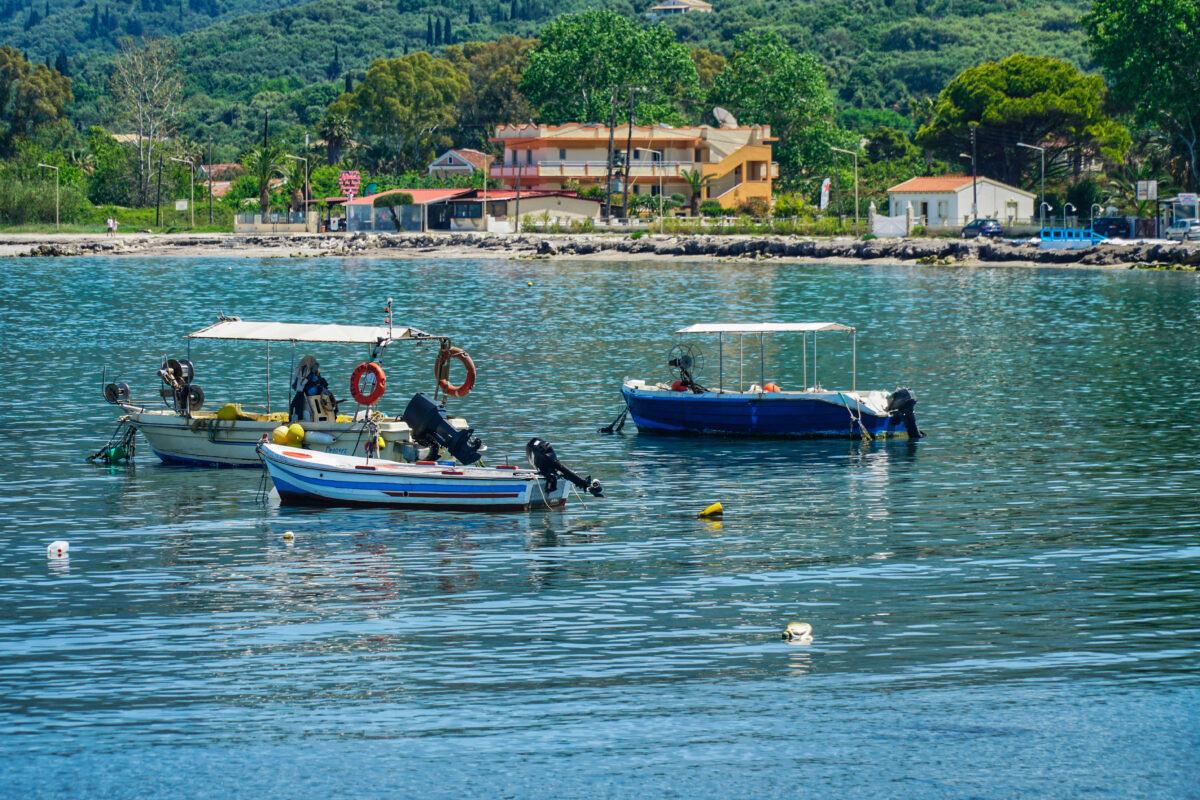 Βάρκες στη θάλασσα