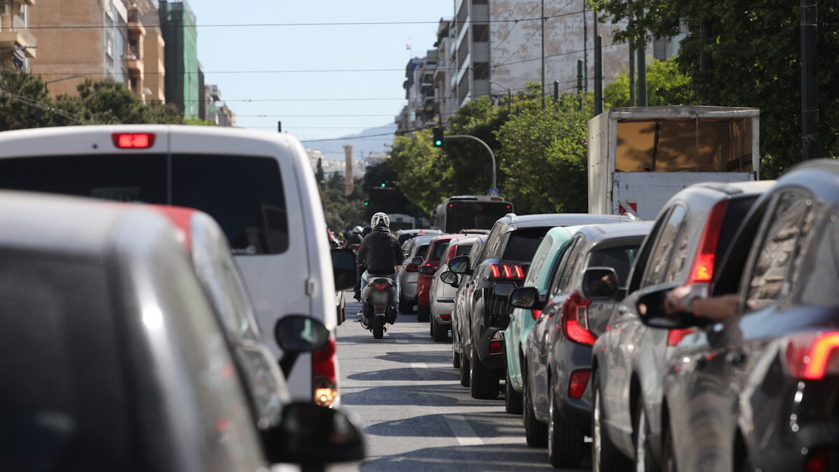 Δρόμος της Αθήνας γεμάτος οχήματα