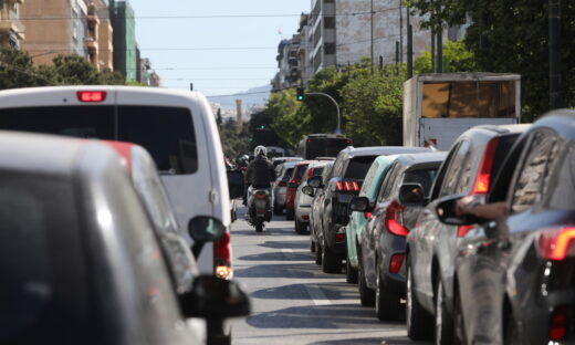 Δρόμος της Αθήνας γεμάτος οχήματα