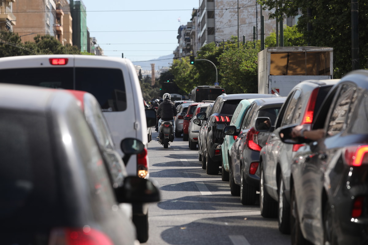 Δρόμος της Αθήνας γεμάτος οχήματα